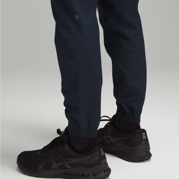 NWT Lululemon License to Train Jogger in Navy Size Medium - Picture 7 of 10
